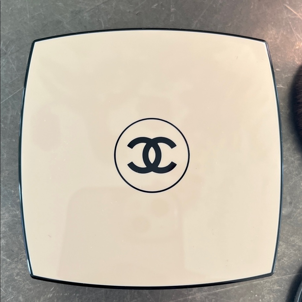 CHANEL healthy glow sheer powder Les Beiges B10 powder